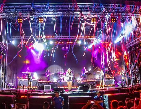 Andra Măruță, concert erotic la Drobeta-Turnu Severin. Cei din primul rând au văzut TOT