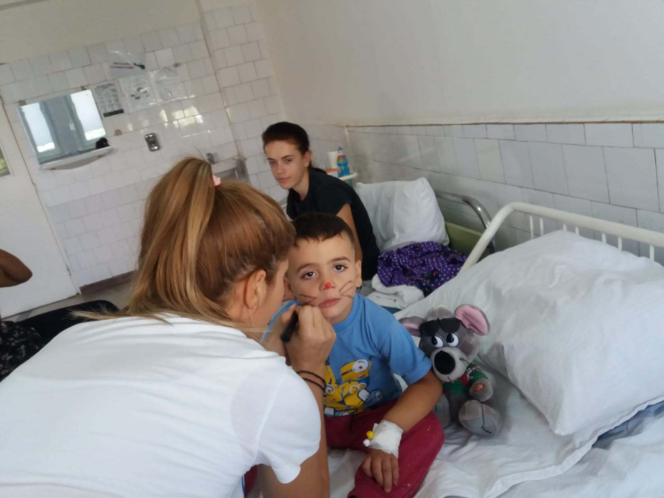 Copiii internați în spital sunt pictați pe față, iar astfel le revine mai repede zâmbetul pe buze
