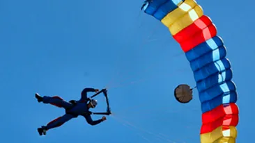 O parasutista a gresit locul de aterizare si s-a prabusit intre blocuri, la Craiova