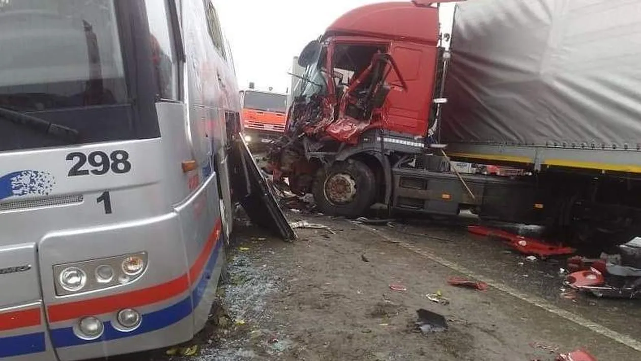 Autocar cu 23 de pasageri, implicat într-un accident pe DN 1, în Sibiu!