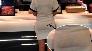 Maxer, nu te deranjeaza ca sotia ta isi afiseaza lenjeria intima! Vezi aici cum si-a facut Deea aparitia intr-un fast food!