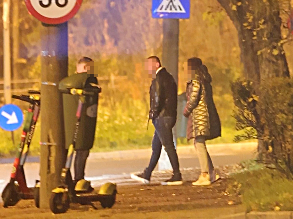 Tinerii, într-o mică ședintă (SURSA FOTO: CANCAN.RO)