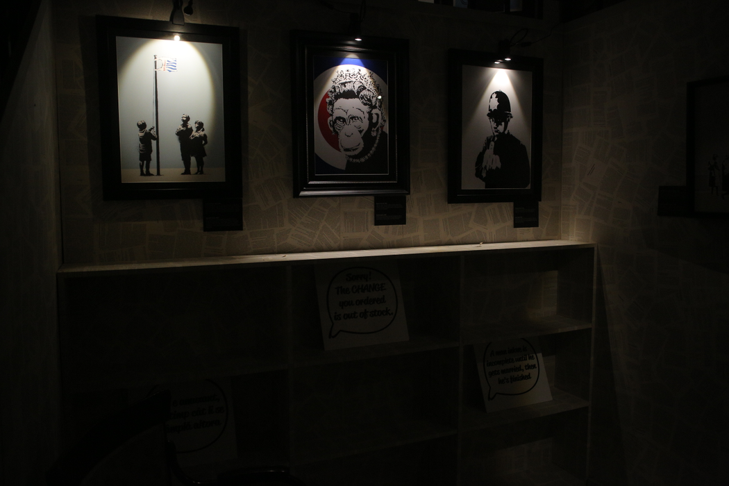 „The Art of Banksy”. Banksy, celebrul ”artist graffiti”, expoziție de senzație în Arcul de Triumf