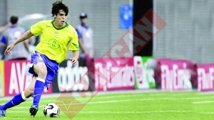Kaká a pozat cu ziarul AS in mana