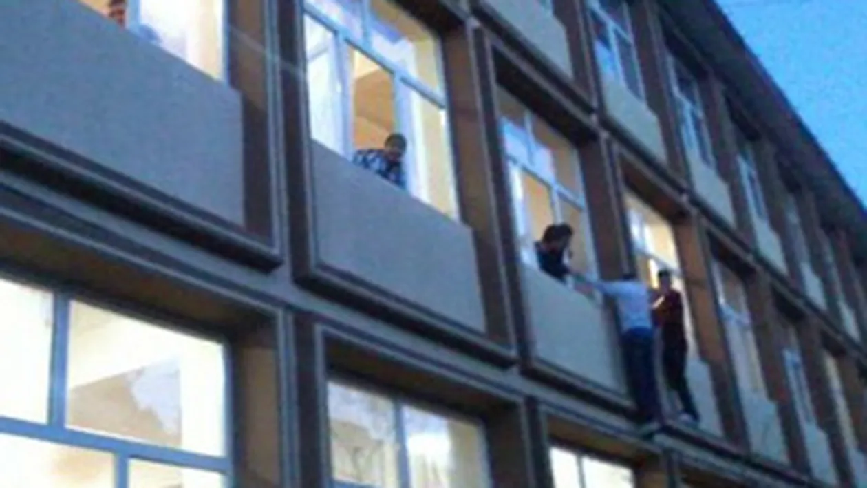 VIDEO Vezi cum au ales elevii unui liceu din Alexandria sa iasa din clasa!