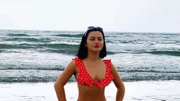 Carmen de la Sălciua, din ce în ce mai îndrăzneață! Artista și-a etalat silicoanele, spre deliciul bărbaților. FOTO