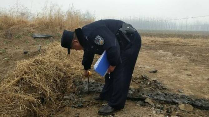 Un bărbat a furat 800 de metri de asfalt! E incredibil câţi bani a luat pe el