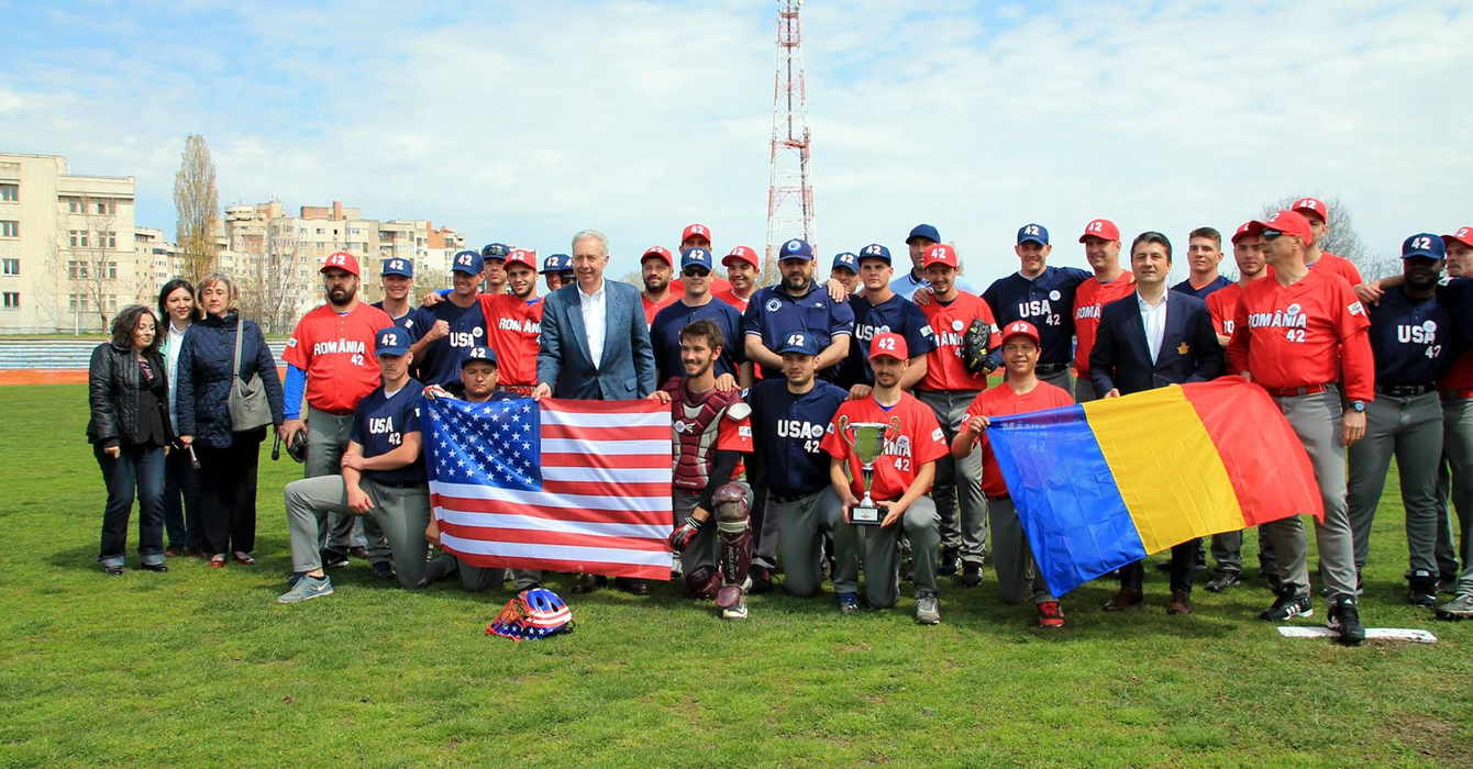 Echipa de baseball a României și o selecționata a Statelor Unite