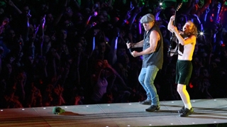 Angajatii din Vama Nadlac, acuzati ca au primit mita de la staff-ul AC/DC, au fost scosi de sub urmarire penala