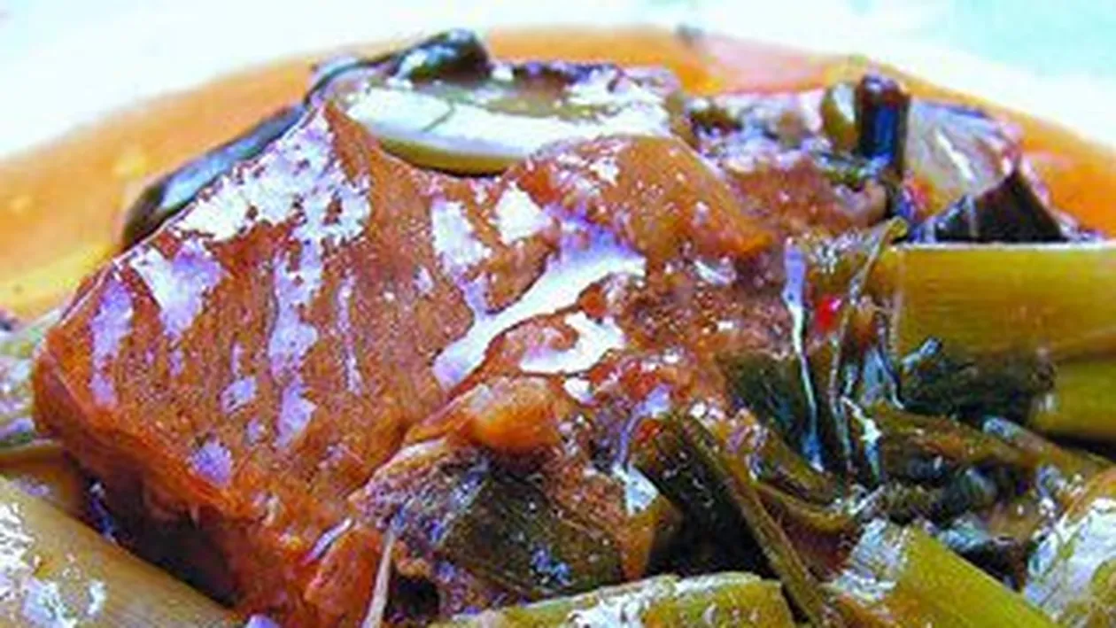 Stufat de miel asezonat cu verdeata si felii de lamaie