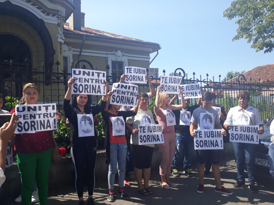 Este protest la Curtea de Apel Craiova. Susţinătorii Sorinei, fetița din Baia de Aramă, au venit înarmaţi cu pancarde