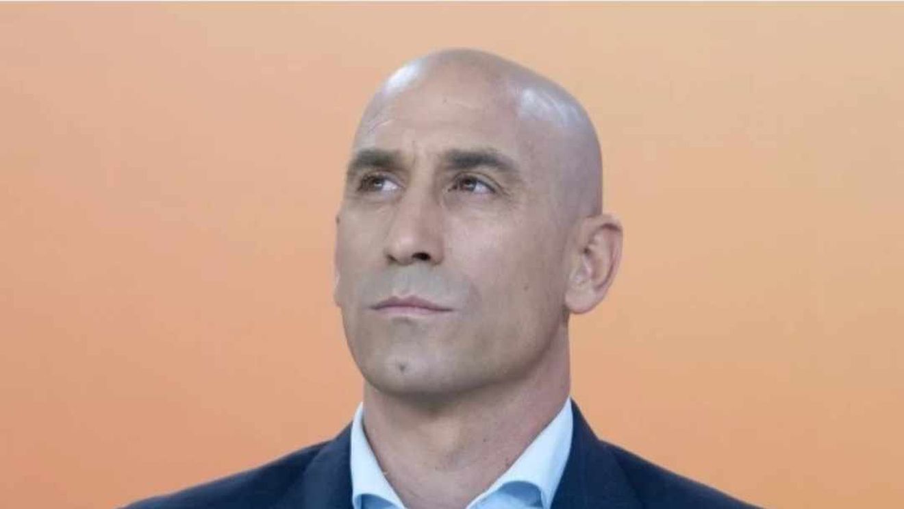 A venit “pedeapsa” pentru președintele Federației Spaniole de Fotbal, care a sărutat o jucătoare pe podiumul de premiere. S-au sesizat și autoritățile