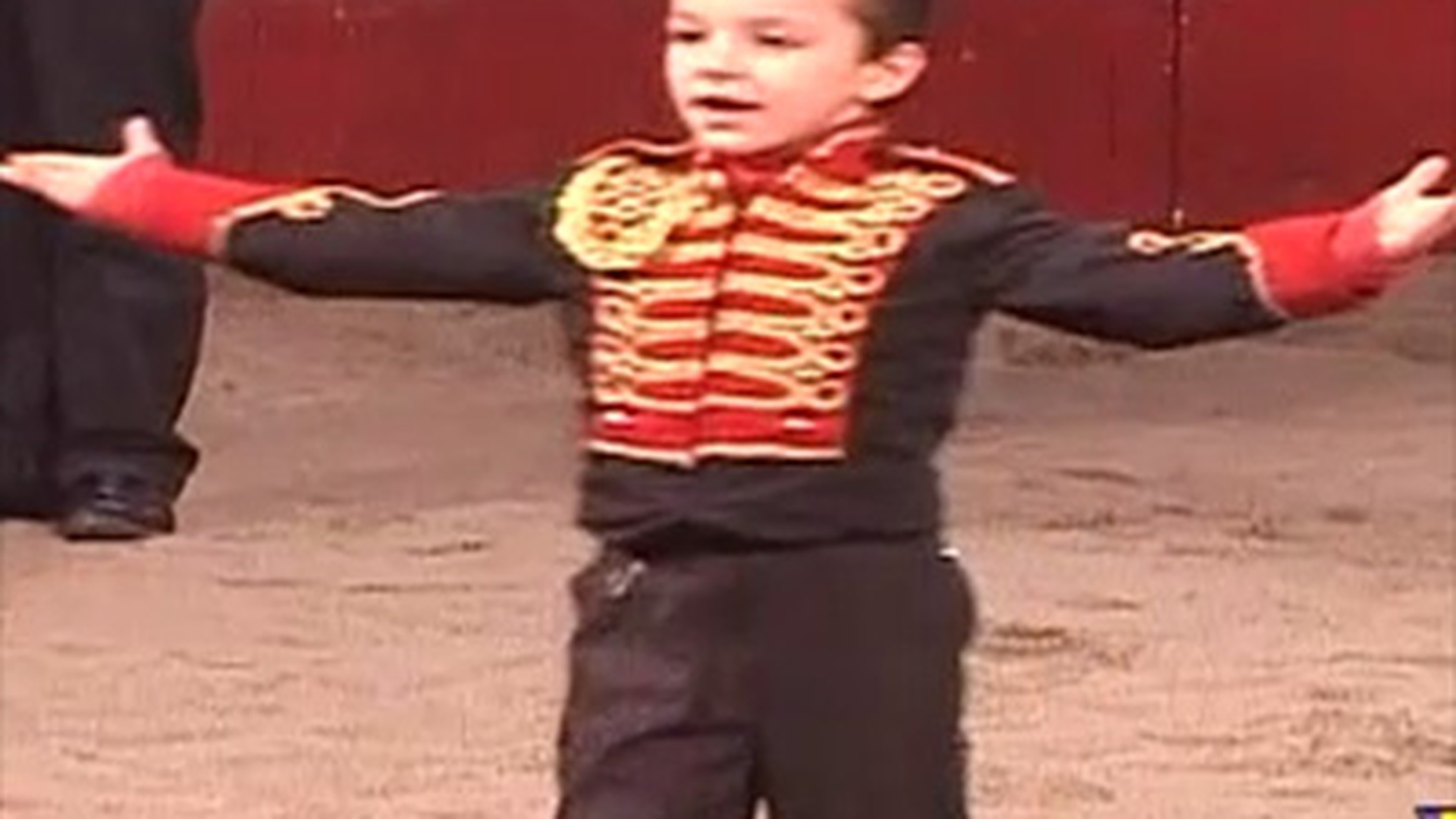 La numai 5 ani are elefantii la picioare. Vezi ce minunatii poate sa faca micul dresor!