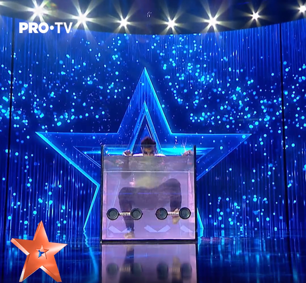 Încă un număr de senzație la Românii au talent: a intrat în bazin și a rezolvat sub apă 10… VIDEO