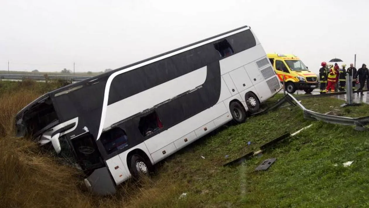 Un autocar cu 40 de persoane, implicat într-un accident rutier. Bilanţul victimelor