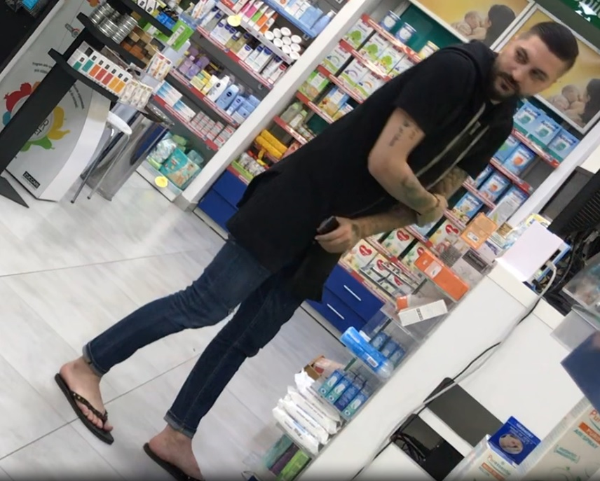 Virgil a mers în toiul nopții la farmacie, în șlapi