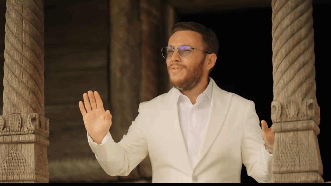 Scandal monstru cu Florin Cercel! A filmat un videoclip în curtea unei biserici și...