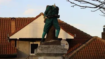 Nu e banc cu olteni! Edilii unei comune din Dolj au depus coroane la o statuie fără cap