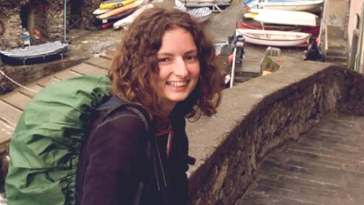 Și-a găsit sfârșitul din cauza unui selfie! O tânără a murit electrocutată pe un vagon de tren