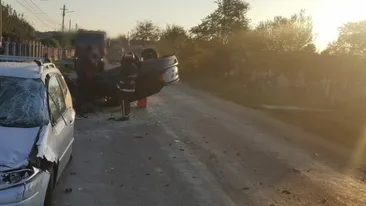 Accident cu două mașini și o căruță, la Dragomirești, pe DJ 702B. Două persoane au ajuns la spital