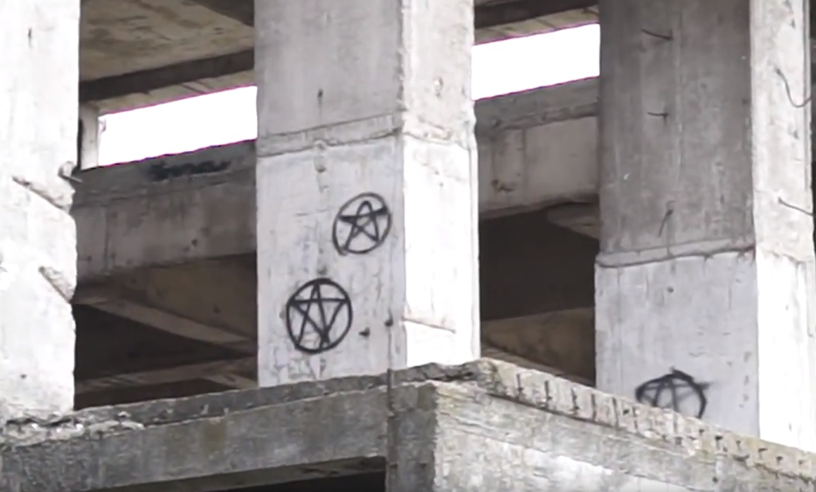 Simboluri sataniste pe Casa Tineretului din Giurgiu