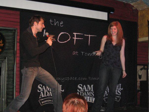 În duet cu Holly Burduja, actuala soție, la prima întâlnire. Pe scena unui club de karaoke din Boston