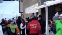 Scandal pe pârtia Kalinderu, Bușteni. Mai mulți turiști au atacat cu bulgări și vin fiert o ambulanță, venită la un copil rănit, pentru că îi deranja sunetul sirenei