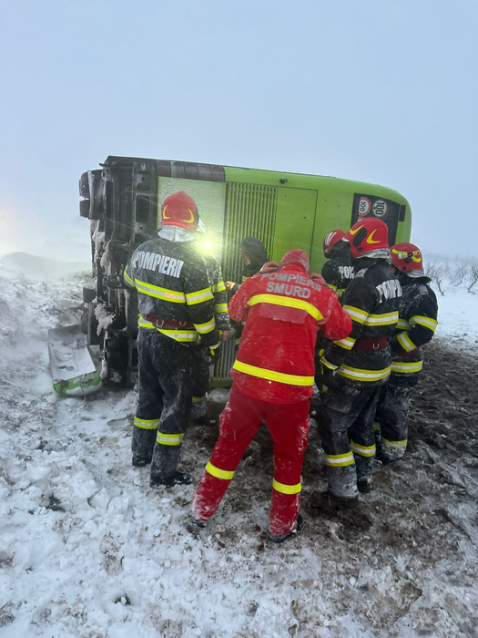 Cod roşu în România! Românii, sfătuiţi să stea în case! Drumuri închise şi fenomene meteo extreme. Încă 6 județe sunt vizate de vreme rea