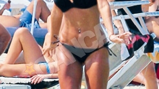 Batalia trupurilor goale etalate la soare! Laura Cosoi, cea mai sexy in bikini! Vezi aici intregul top!
