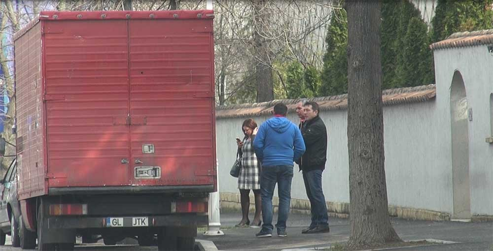 Un grup de persoane aşteaptă în faţa vilei lui Adamescu