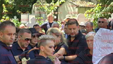 Gestul SFÂȘIETOR făcut de fiul lui Ion Cernea, înainte ca sicriul cu trupul neînsuflețit al tatălui său să fie băgat în groapă. Îți dau lacrimile!