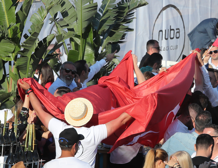 Nuba Beach Club, cel mai select local de pe litoral, unde se distrează toată lumea bună