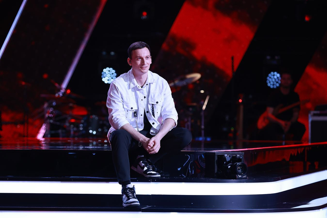 După ce și-a croit drumul către succesul artistic, solistul s-a logodit cu cea pe care a cucerit-o cu versurile sale. Denis susține, însă, că experiențele anterioare fericirii pe care o trăiește acum, l-au transformat într-un artist cu viziune. Cum altfel să transmiți emoția dacă nu ai trăit-o?!