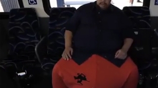 VIDEO Prea mult sange in instalatie strica! Are nevoie de 1 milion de dolari ca sa-si opereze testiculele ENORME!