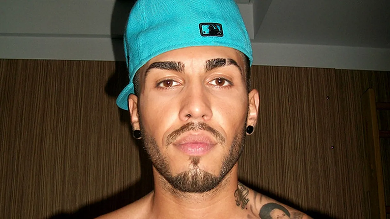 Alex Velea s-a fotografiat complet GOL? Fanii au inlemnit cand l-au vazut pe cantaret in aceasta ipostaza