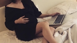 Creşte, creşte şi nu se mai opreşte! O prezentatoare TV şi-a etalat burta de gravidă