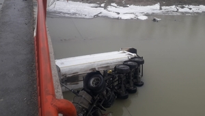 Poleiul face ravagii în Dâmbovița. Un șofer a plonjat cu camionul în râul Ialomița