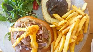 Cât costă un simplu cheeseburger la Golden Beach, din Thassos? Câţi bani trebuie să scoţi din buzunar, dacă vrei şi cartofi prăjiţi
