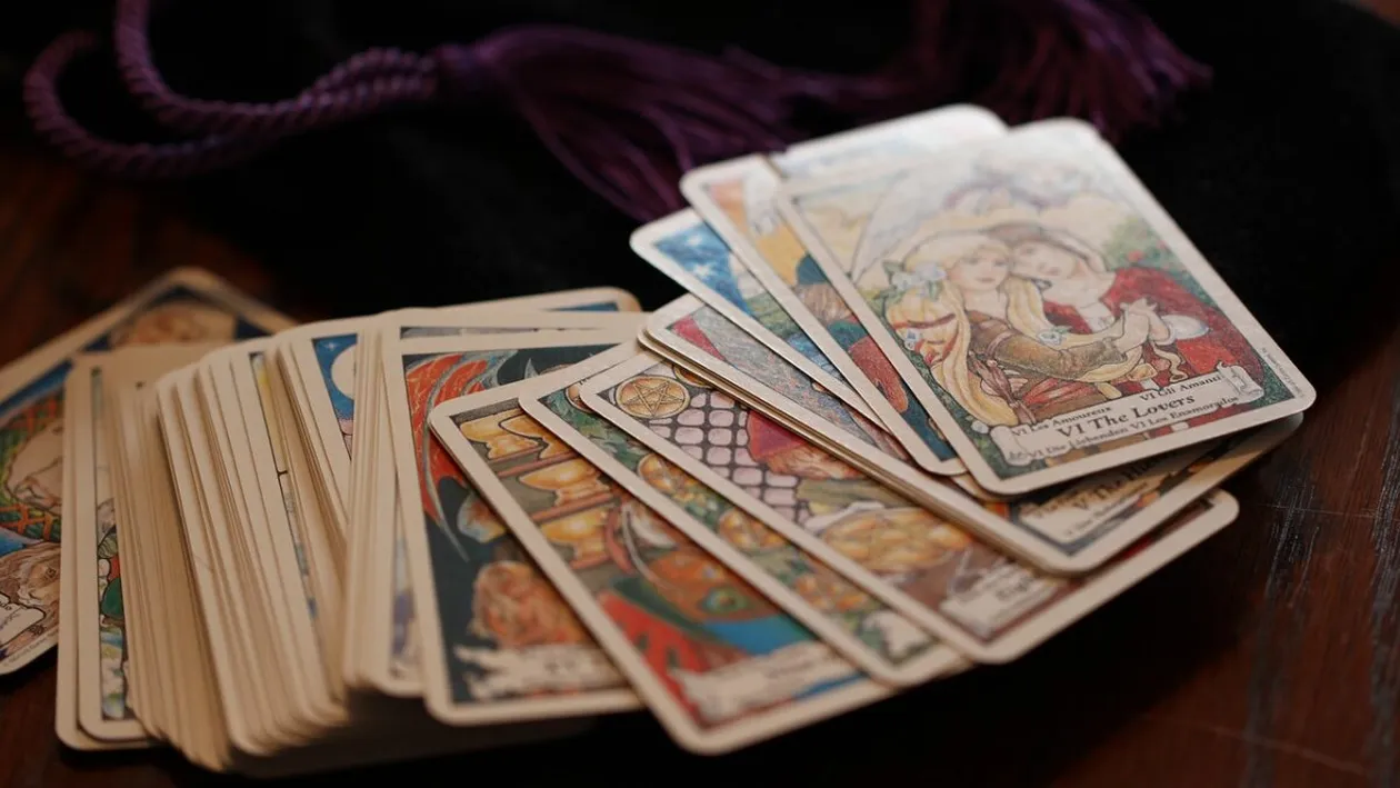 Cartea de Tarot a zilei de azi, 22 martie 2026. Turnul anunță că tot ce se prăbușește azi în viața ta face loc pentru ceva mult mai bun
