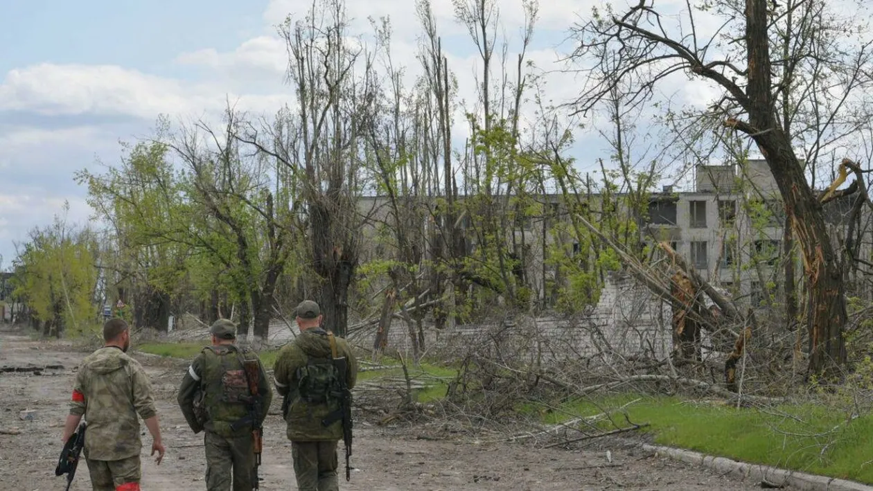 Drama unei familii de ucraineni care a trăit în casă cu soldaţii ruşi timp de 3 săptămâni. Ce le-au făcut ocupanţii