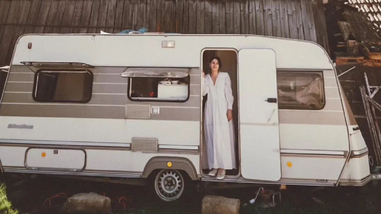 Cum arată autorulota de lux cu care călătorește Dana Rogoz. Are 2 paturi, o zonă de luat masa, dulapuri și sertare