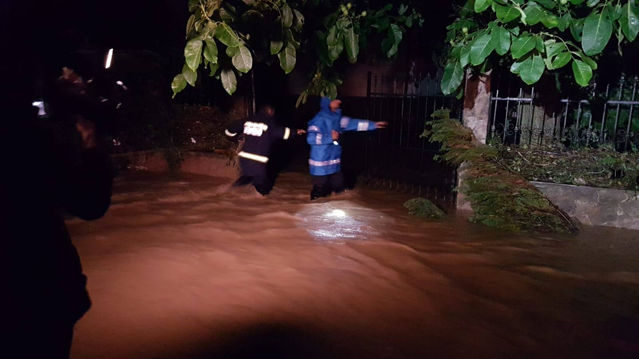 Pompierii din Mehedinți au avut de lucru toată noaptea