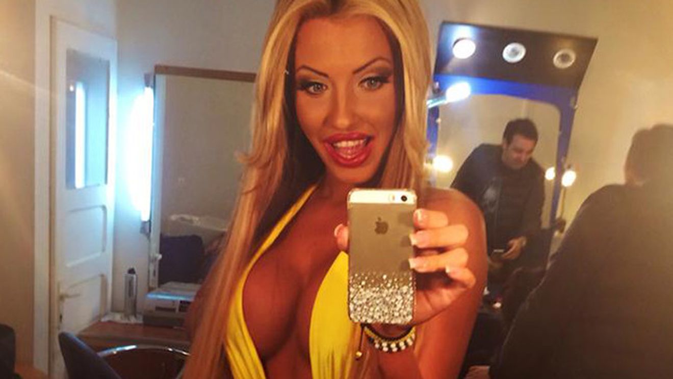 BLASFEMIE CURATA! Vezi ce a putut sa isi tatueze Loredana Chivu pe spate