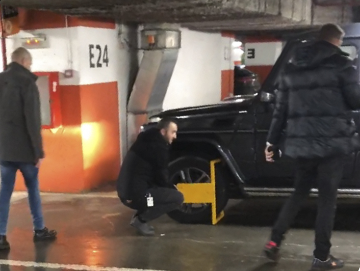 Mega-scandal în parcarea mall-ului între bodyguarzi și un șmecheraș cu Mercedes