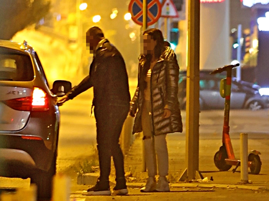 Tânărul intră primul în mașină (SURSA FOTO: CANCAN.RO)