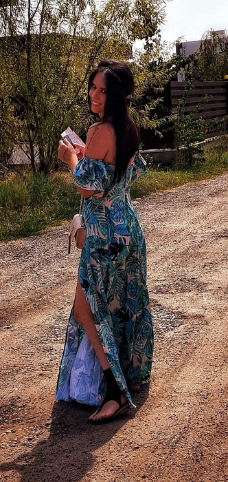 Raluca Macovei, una dintre cele mai sexy brunete din showbiz