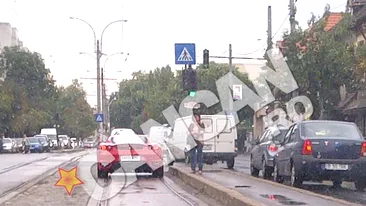 Astepta tramvaiul, dar s-a trezit cu un Ferrari pe sine! O femeie a fost surprinsa in statie de soferul unui bolid rosu