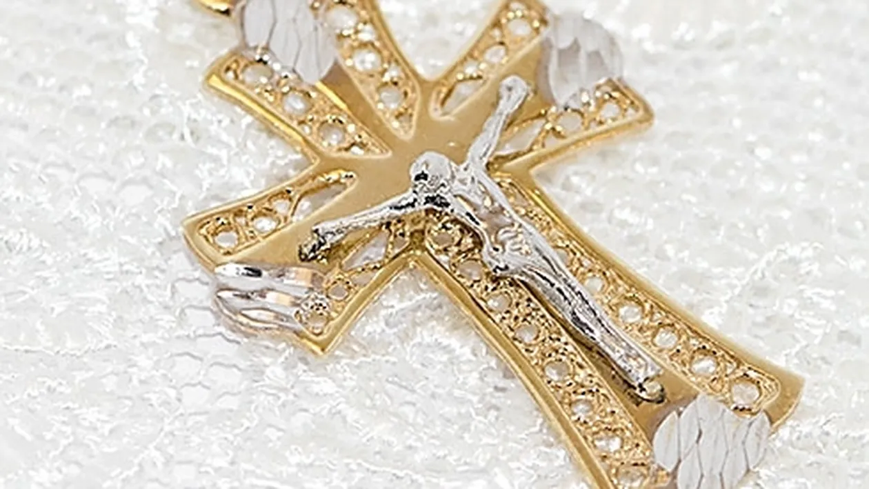 Cine vrea să-ţi dea o cruciuliţă cadou? Motivul pentru care ar trebui s-o refuzi