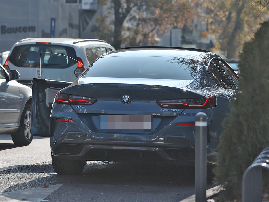 Noua achiziție - un BMW M850i al cărui preț este de aproximativ 100.000 de euro / (Sursa: CANCAN.RO)