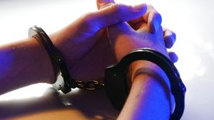 Un sucevean a spart un magazin pentru că era înfometat. Acum este cercetat pentru tentativă de furt calificat, după ce a mâncat două iarturi, o roşie şi o pâine